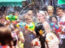 Жителям Мадрида бороться с жарой помогает ежегодный фестиваль водного боя