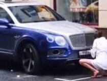 В Москве владелица Bentley заклеила номера скотчем, чтобы не платить за парковку