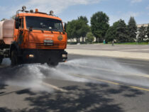 Аномальная жара. В Бишкеке начали полив улиц