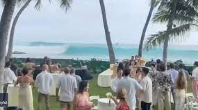 На Гавайях огромные волны прервали свадебную церемонию