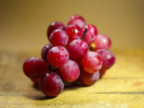 В Японии гроздь винограда продали за 10,7 тысячи долларов