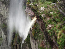 В Австралии из-за непогоды водопады «полились вверх»