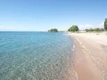 Госстрой предлагает запретить магазины и кафе на пляжах Иссык-Куля