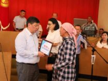 50 малоимущих семей Араванского района получили сертификаты на 100 тысяч сомов
