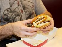 Житель США съел около 32 тысяч гамбургеров за 50 лет
