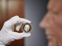 В Британии представили первые монеты с изображением Карла III