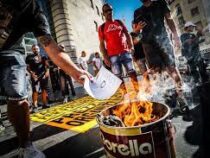 Протесты в Европе: итальянцы сожгли счета за коммунальные услуги