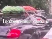 В Подмосковье очевидцы сняли на видео Bentley, перевозивший на крыше мешки с овощами