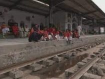 В Пакистане сотрудники ж/д вокзала остались без работы