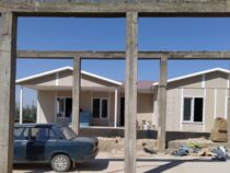 Баткенцы требуют построить им дома из кирпича