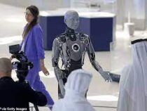 Робот-гуманоид встречает гостей в Музее будущего в Дубае