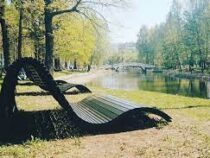 В московском парке установили гигантскую скамейку