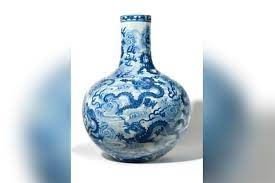 Обычная китайская ваза ушла с аукциона во Франции за 7,7 млн евро после торгов
