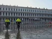 Площадь Сан-Марко в Венеции затоплена из-за приливов