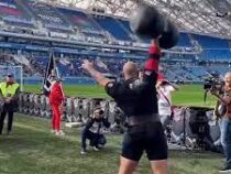 Российский силач поднял 100-килограммовую гантель семь раз за 30 секунд