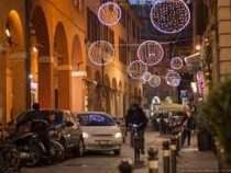 Улицы и витрины украсили рождественскими огнями в Европе