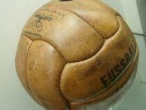 Художники обновили старые футбольные мячи