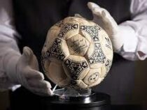 Забитый «рукой бога» мяч Марадоны продали за 2,3 млн евро