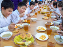 В Кыргызстане хотят увеличить сумму на питание школьников