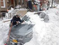 В США продолжают бороться с последствиями снежной бури