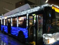 Общественный транспорт Бишкека украсили к Новому году