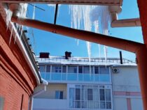 Бишкекчанам нужно остерегаться падения глыб льда с крыш домов