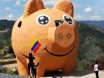 Скульптуру гигантской свиньи-копилки сделали в Колумбии