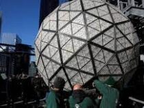 Хрустальный шар установили на Times Square в Нью-Йорке