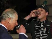 Бывший дворецкий Карла III рассказал, как выпивать по-королевски