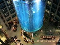 Гигантский аквариум лопнул и затопил отель в центре Берлина