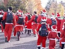 В Токио прошел традиционный забег Санта-Клаусов