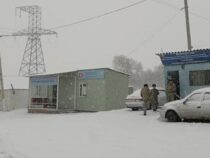 На оживленных трассах Кыргызстана работают пункты обогрева