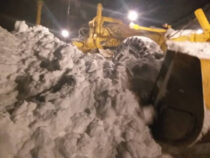 На автодороге Бишкек — Ош снежная лавина накрыла автомобиль