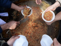 В Ташкенте в связи с холодами людей кормят бесплатным пловом