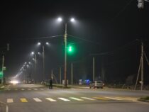 В нескольких районах Бишкека устанавливают уличные светильники