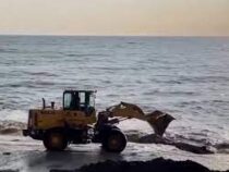 В Сочи мужчина несколько дней пытается «закопать» море