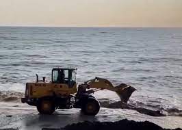 В Сочи мужчина несколько дней пытается «закопать» море