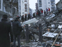 Число жертв землетрясений в Турции превысило 2,3 тысячи человек