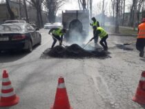 В Бишкеке начался ямочный ремонт дорог