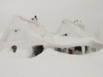 Американцы копают тоннели, чтобы найти свои дома после снегопада