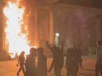 Протестующие французы подожгли здание мэрии в Бордо
