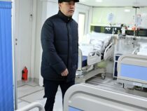 Садыр Жапаров поручил не взимать денег за лекарства при лечении детей в 3-х наццентрах