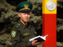 В Кыргызстане запустили акцию «По книге каждому пограничнику»