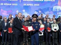 Президент Турции наградил кыргызстанского спасателя за помощь при землетрясении