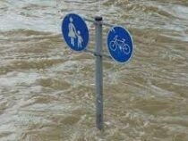 Исторический дождь в Южной Флориде: из-за наводнения закрыты школы и аэропорт