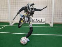 Калифорнийские инженеры готовят робота-гуманоида к турниру по футболу