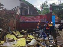 Тысячи человек эвакуировали из-за мощного землетрясения в Индонезии