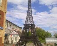 В Париже появилась уменьшенная копия Эйфелевой башни