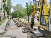 В Бишкеке начали ремонтировать тротуар  в районе Орто-Сайского рынка