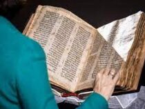Тысячелетнюю библию продали за $38,1 млн на аукционе в Нью-Йорке